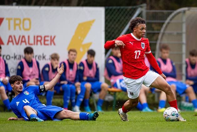 SOCCER - U18, test match, AUT vs ITA VELDEN,AUSTRIA,13.OCT.24 - SOCCER - OEFB under-18 international test match, Austria vs Italy. Image shows Emesto Perin (Italy) and Jacob Hoedl (Austria).  GEPAxpictures xMatthiasxTrinkl