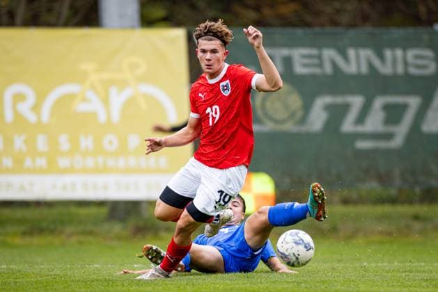 SOCCER - U18, test match, AUT vs ITA VELDEN,AUSTRIA,13.OCT.24 - SOCCER - OEFB under-18 international test match, Austria vs Italy. Image shows Philipp Moizi (Austria) and Emesto Perin (Italy).  GEPAxpictures xMatthiasxTrinkl