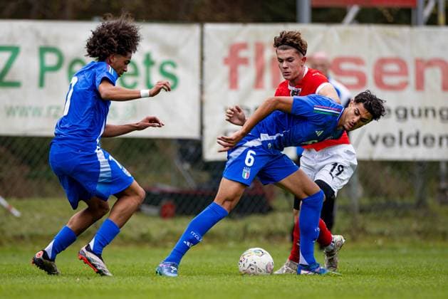 SOCCER - U18, test match, AUT vs ITA VELDEN,AUSTRIA,13.OCT.24 - SOCCER - OEFB under-18 international test match, Austria vs Italy. Image shows Matteo Lontani, Alessandro de Luca (Italy) and Philipp Moizi (Austria).  GEPAxpictures xMatthiasxTrinkl
