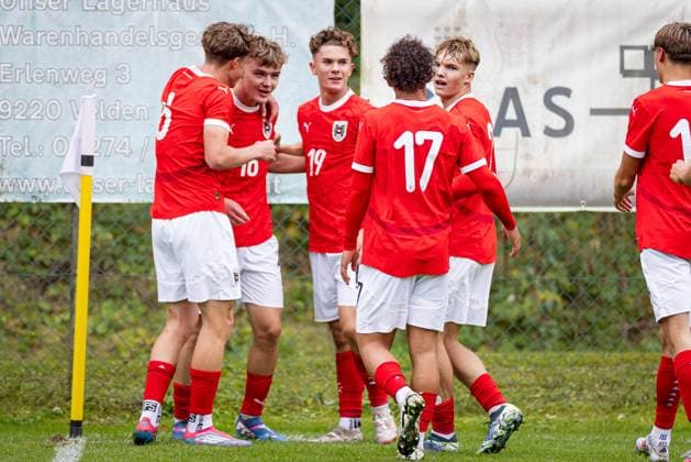 SOCCER - U18, test match, AUT vs ITA VELDEN,AUSTRIA,13.OCT.24 - SOCCER - OEFB under-18 international test match, Austria vs Italy. Image shows the rejoicing of team Austria.  GEPAxpictures xMatthiasxTrinkl