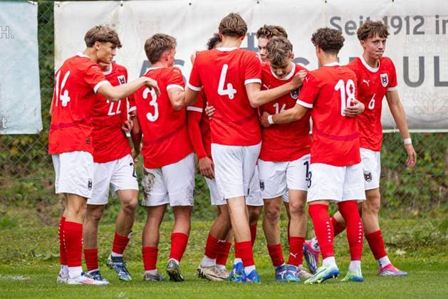 SOCCER - U18, test match, AUT vs ITA VELDEN,AUSTRIA,13.OCT.24 - SOCCER - OEFB under-18 international test match, Austria vs Italy. Image shows the rejoicing of team Austria.  GEPAxpictures xMatthiasxTrinkl