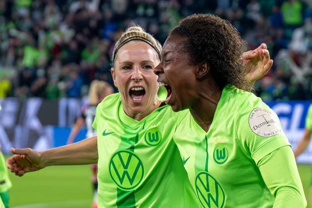 12 10 2024, Football Google Pixel Womens Bundesliga, Season 2024 2025, Matchday 06, VfL Wolfsburg FC Bayern Munich in the Volkswagen Arena Wolfsburgs Lineth Beerensteyn r celebrates with Wolfsburgs Svenja Huth after her goal for 2 0 Important note According to the regulations of the DFL German Football League and the DFB German Football Association, it is prohibited, to utilize or have utilized photographs taken in the stadium and or of the match in the form of sequential images and or video-like photo series Foto Kirchner Media DI Copyright: xDavidxInderliedx