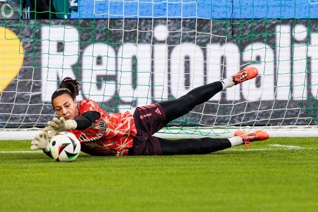 GOOGLE PIXEL Womens Bundesliga VfL Wolfsburg FC Bayern Munich 12 10 2024 Maria Luisa Grohs FC Bayern Munich, 1 in Warm Up GOOGLE PIXEL Womens Bundesliga VfL Wolfsburg FC Bayern Munich, Wolfsburg, Volkswagen Arena on 12 10 2024 DFB REGULATIONS PROHIBIT ANY USE OF PHOTOGRAPHS AS IMAGE SEQUENCES AND OR QUASI VIDEO Copyright: xBEAUTIFULxSPORTS Wunderlx