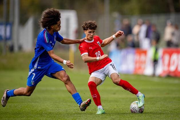 SOCCER - U18, test match, AUT vs ITA VELDEN,AUSTRIA,13.OCT.24 - SOCCER - OEFB under-18 international test match, Austria vs Italy. Image shows Matteo Lontani (Italy) and Oliver Sorg (Austria).  GEPAxpictures xMatthiasxTrinkl