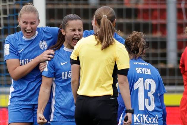 13 10 2024, Hänsch Arena, Meppen, GER, 2 Frauen Bundesliga SV Meppen vs Bayern München II, Meppen celebrates the 1 1 of Sarah Preuß SV Meppen 11 , center, DFL REGULATIONS PROHIBIT ANY USE OF PHOTOGRAPHS AS IMAGE SEQUENCES AND OR QUASI VIDEO Meppen Lower Saxony Germany Hänsch Arena