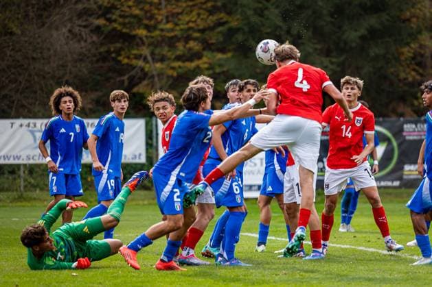 SOCCER - U18, test match, AUT vs ITA VELDEN,AUSTRIA,13.OCT.24 - SOCCER - OEFB under-18 international test match, Austria vs Italy. Image shows Tomasso Vanucchi, Mattia Cappelletti, Alessandro de Luca (Italy), Erik Stehrer and Magnus Dalpiaz (Austria).  GEPAxpictures xMatthiasxTrinkl