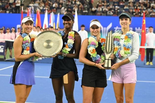 (241013) -- WUHAN, Oct. 13, 2024 -- Anna Danilina (1st R) Irina Khromacheva (2nd R) and Asia Muhammad (2nd L) Jessica Pegula pose for photo during the awarding ceremony of the women s doubles final match between Anna Danilina of Kazakhstan Irina Khromacheva of Russia and Asia Muhammad Jessica Pegula of the United States at the 2024 Wuhan Open tennis tournament in Wuhan, central China s Hubei Province, Oct. 13, 2024. ) (SP)CHINA-WUHAN-TENNIS-WUHAN OPEN-WOMEN S DOUBLES-FINAL(CN) ChengxMin 