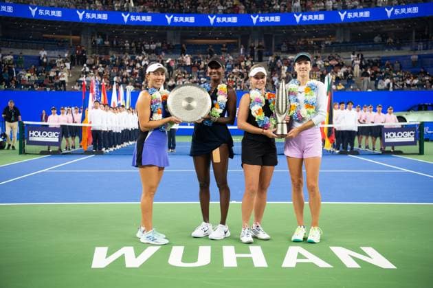 (241013) -- WUHAN, Oct. 13, 2024 -- Anna Danilina (1st R) Irina Khromacheva (2nd R) and Asia Muhammad (2nd L) Jessica Pegula pose for photo during the awarding ceremony of the women s doubles final match between Anna Danilina of Kazakhstan Irina Khromacheva of Russia and Asia Muhammad Jessica Pegula of the United States at the 2024 Wuhan Open tennis tournament in Wuhan, central China s Hubei Province, Oct. 13, 2024. ) (SP)CHINA-WUHAN-TENNIS-WUHAN OPEN-WOMEN S DOUBLES-FINAL(CN) XiaoxYijiu 