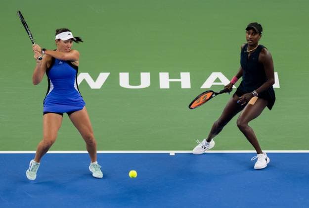 (241013) -- WUHAN, Oct. 13, 2024 -- Asia Muhammad Jessica Pegula (L) compete during the women s doubles final match between Anna Danilina of Kazakhstan Irina Khromacheva of Russia and Asia Muhammad Jessica Pegula of the United States at the 2024 Wuhan Open tennis tournament in Wuhan, central China s Hubei Province, Oct. 13, 2024. ) (SP)CHINA-WUHAN-TENNIS-WUHAN OPEN-WOMEN S DOUBLES-FINAL(CN) HuxJingwen 