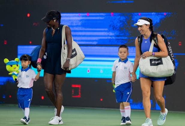 (241013) -- WUHAN, Oct. 13, 2024 -- Asia Muhammad (2nd L) Jessica Pegula (1st R) walk into the court before the women s doubles final match between Anna Danilina of Kazakhstan Irina Khromacheva of Russia and Asia Muhammad Jessica Pegula of the United States at the 2024 Wuhan Open tennis tournament in Wuhan, central China s Hubei Province, Oct. 13, 2024. ) (SP)CHINA-WUHAN-TENNIS-WUHAN OPEN-WOMEN S DOUBLES-FINAL(CN) HuxJingwen 