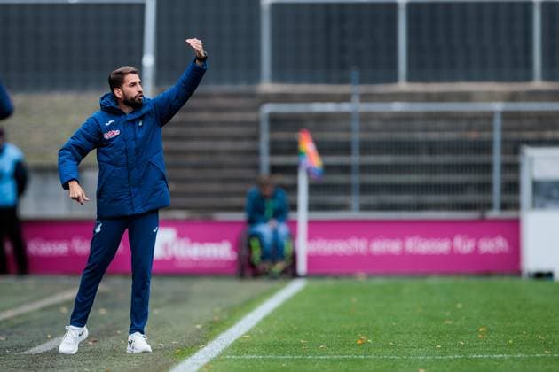 Google Pixel Frauen Bundesliga, 1 FC Köln TSG Hoffenheim 13 10 2024 Theodoros Dedes Trainer TSG Hoffenheim Trainer gesticulates Google Pixel Frauen Bundesliga, 1 FC Köln TSG Hoffenheim, Köln, Franz Kremer Stadion DFB REGULATIONS PROHIBIT ANY USE OF PHOTOGRAPHS AS IMAGE SEQUENCES AND OR QUASI VIDEO Copyright: xBEAUTIFULxSPORTS Wunderlx