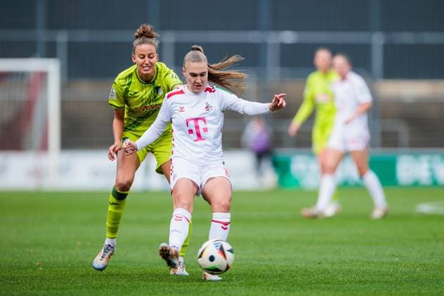 Google Pixel Frauen Bundesliga, 1 FC Köln TSG Hoffenheim 13 10 2024 Zweikampf Franziska Harsch TSG Hoffenheim, 17 , Alena Bienz 1 FC Köln, 11 Google Pixel Frauen Bundesliga, 1 FC Köln TSG Hoffenheim, Köln, Franz Kremer Stadion DFB REGULATIONS PROHIBIT ANY USE OF PHOTOGRAPHS AS IMAGE SEQUENCES AND OR QUASI VIDEO Copyright: xBEAUTIFULxSPORTS Wunderlx