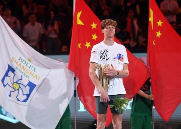SHANGHAI, CHINA - OCTOBER 13: Champion Jannik Sinner of Italy reacts with the trophy during the awarding ceremony after the Men s Singles Final match on day 14 of 2024 Shanghai Rolex Masters at Qi Zhong Tennis Centre on October 13, 2024 in Shanghai, China.  Copyright: xZhangxHaohaox 111523545225