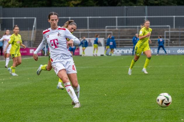 13 10 2024, Football Google Pixel Womens Bundesliga, Season 2024 2025, 06 Matchday, 1 FC Köln TSG Hoffenheim at Franz Kremer Stadium in Cologne Sara Agrez 1 FC Koeln, 04 must play back Important notice According to the regulations of the DFL German Football League or the DFB German Football Association, it is prohibited to use or have used photographs taken in the stadium and or of the match in the form of sequential images and or video-like photo series Foto Kirchner Media TH Copyright: xKirchner-Media THx