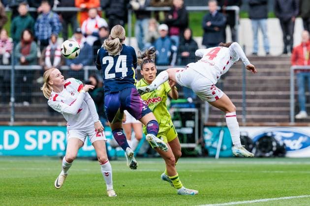 Google Pixel Womens Bundesliga, 1 FC Köln TSG Hoffenheim 13 10 2024 duel Anna Gerhardt 1 FC Köln, 21 , Ereleta Memeti TSG Hoffenheim, 7 , Josefine Osigus 1 FC Köln, 24 , Sara Agrez 1 FC Köln, 4 Google Pixel Womens Bundesliga, 1 FC Köln TSG Hoffenheim, Köln, Franz Kremer Stadion DFB REGULATIONS PROHIBIT ANY USE OF PHOTOGRAPHS AS IMAGE SEQUENCES AND OR QUASI VIDEO Copyright: xBEAUTIFULxSPORTS Wunderlx