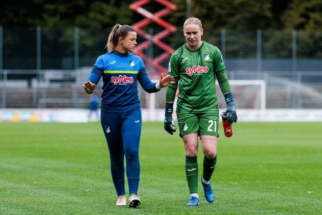 Google Pixel Frauen Bundesliga, 1 FC Köln TSG Hoffenheim 13 10 2024 Martina Tufekovic TSG Hoffenheim, 1 , Laura Dick TSG Hoffenheim, 21 discuss Google Pixel Frauen Bundesliga, 1 FC Köln TSG Hoffenheim, Köln, Franz Kremer Stadion DFB REGULATIONS PROHIBIT ANY USE OF PHOTOGRAPHS AS IMAGE SEQUENCES AND OR QUASI VIDEO Copyright: xBEAUTIFULxSPORTS Wunderlx