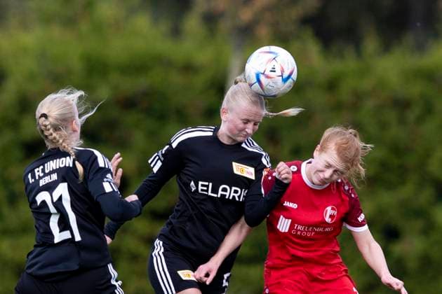 Regionalliga Nordost Frauen 1 FFV Erfurt vs 1 FC Union Berlin ll Erfurt 13 10 2024 Lucia Schwoche 21 1 FC Union Berlin II left and Lucy Wendling 5 1 FC Union Berlin II vs Antonia Janssen 27 1 FFV Erfurt Regionalliga Nordost Frauen 1 FFV Erfurt vs 1 FC Union Berlin ll Hauptplatz Sportforum Johannesplatz Erfurt 13 10 2024 Copyright: xBEAUTIFULxSPORTS Duehringx