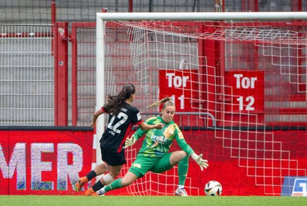 Soccer, Women, Season 2024 2025, 2 Women Bundesliga 7 Matchday , 1 FC Union Berlin FC Eintracht Frankfurt II, v l Ela Demirbas Eintracht scores the goal for 2 0 against goalkeeper Cara Bösl 1 Women 1 FC Union , 13 10 2024, Copyright: xMatthiasxKochx