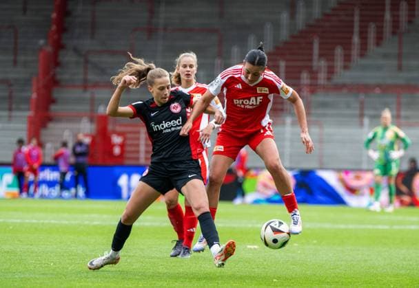 Soccer, Women, Season 2024 2025, 2 Women Bundesliga 7 Matchday , 1 FC Union Berlin FC Eintracht Frankfurt II, v l Melissa Schmidt Sommer Eintracht , Athanasia Moraitou 1 Women 1 FC Union , 13 10 2024, Copyright: xMatthiasxKochx