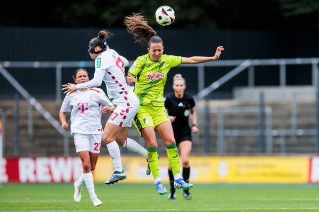 Google Pixel Frauen Bundesliga, 1 FC Köln TSG Hoffenheim 13 10 2024 Kopfballduell Nicole Billa 1 FC Köln, 17 , Marta Cazalla Garcia TSG Hoffenheim, 15 Google Pixel Frauen Bundesliga, 1 FC Köln TSG Hoffenheim, Köln, Franz Kremer Stadion DFB REGULATIONS PROHIBIT ANY USE OF PHOTOGRAPHS AS IMAGE SEQUENCES AND OR QUASI VIDEO Copyright: xBEAUTIFULxSPORTS Wunderlx