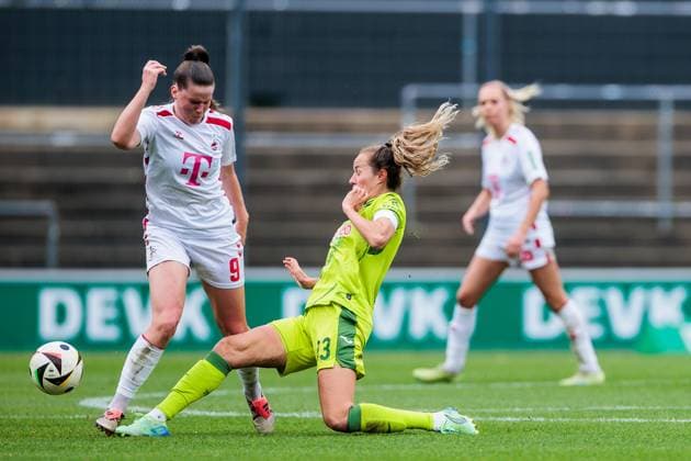 Google Pixel Frauen Bundesliga, 1 FC Köln TSG Hoffenheim 13 10 2024 Zweikampf Adriana Achcinska 1 FC Köln, 9 , Isabella Hartig TSG Hoffenheim, 13 Google Pixel Frauen Bundesliga, 1 FC Köln TSG Hoffenheim, Köln, Franz Kremer Stadion DFB REGULATIONS PROHIBIT ANY USE OF PHOTOGRAPHS AS IMAGE SEQUENCES AND OR QUASI VIDEO Copyright: xBEAUTIFULxSPORTS Wunderlx