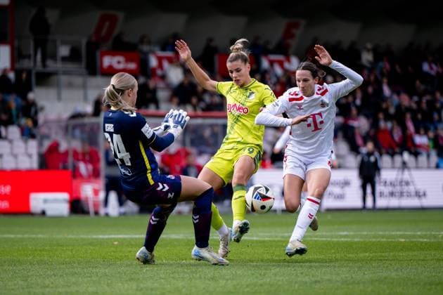 Selina Cerci TSG Hoffenheim, 29 in a duel with Josefine Osigus FC Koeln, 24 , Sara Agrez FC Koeln, 04 , GER, 1 FC Koeln vs TSG 1899 Hoffenheim, Football Google Pixel Womens Bundesliga, Matchday 6, Season 2024 2025, 13 10 2024 DFB regulations prohibit any use of photographs as image sequences and or quasi video GER, 1 FC Koeln vs TSG 1899 Hoffenheim, Fußball Google Pixel Frauen Bundesliga, 6 Spieltag, Saison 2024 2025, 13 10 2024 Koeln Copyright: xEibner-Pressefoto Memmlerx EP_MMR