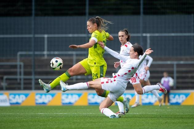 Melissa Koessler TSG Hoffenheim, 25 in duel with Sara Agrez FC Koeln, 04 , GER, 1 FC Koeln vs TSG 1899 Hoffenheim, Fußball Google Pixel Frauen Bundesliga, 6 Spieltag, Saison 2024 2025, 13 10 2024 DFB regulations prohibit any use of photographs as image sequences and or quasi video GER, 1 FC Koeln vs TSG 1899 Hoffenheim, Fussball Google Pixel Frauen Bundesliga, 6 Spieltag, Saison 2024 2025, 13 10 2024 Koeln Copyright: xEibner-Pressefoto Memmlerx EP_MMR