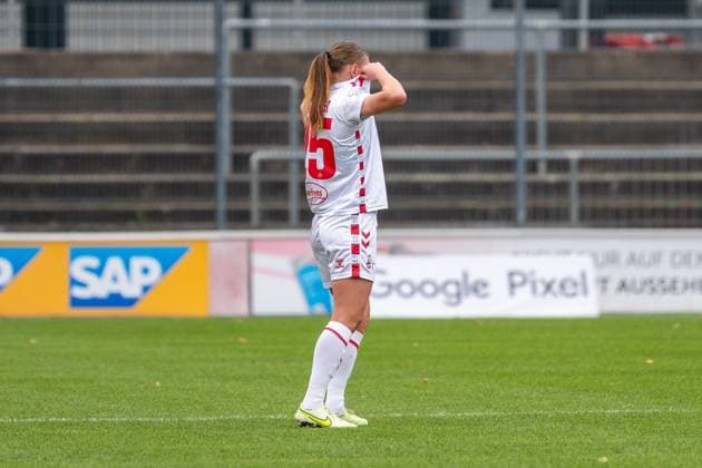 13 10 2024, Soccer Google Pixel Womens Bundesliga, Season 2024 2025, 06 Matchday, 1 FC Köln TSG Hoffenheim at Franz Kremer Stadium in Cologne Laura Donhauser 1 FC Köln, 25 pulled her jersey up to her head in disappointment after the defeat Important notice According to the regulations of the DFL German Football League or the DFB German Football Association, it is prohibited, to utilize or have utilized photographs taken in the stadium and or of the match in the form of sequential images and or video-like photo series Foto Kirchner Media TH Copyright: xKirchner-Media THx
