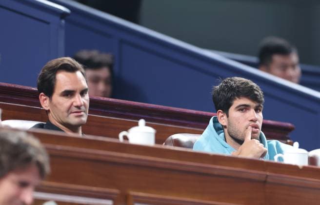 (241013) -- SHANGHAI, Oct. 13, 2024 -- Swiss former tennis player Roger Federer (L) and Spainish tennis player Carlos Alcaraz look on during the men s singles final match between Jannik Sinner of Italy and Novak Djokovic of Serbia at the ATP, Tennis Herren World Tour Shanghai Masters tennis tournament in Shanghai, east China, Oct. 13, 2024. ) (SP)CHINA-SHANGHAI-TENNIS-ATP TOUR-SHANGHAI MASTERS(CN) BaixXuefei 