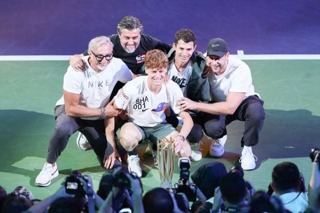 (241013) -- SHANGHAI, Oct. 13, 2024 -- Jannik Sinner (C) poses with his team and trophy after the awarding ceremony of the men s singles final match between Jannik Sinner of Italy and Novak Djokovic of Serbia at the ATP, Tennis Herren World Tour Shanghai Masters tennis tournament in Shanghai, east China, Oct. 13, 2024. ) (SP)CHINA-SHANGHAI-TENNIS-ATP TOUR-SHANGHAI MASTERS(CN) WangxXiang 