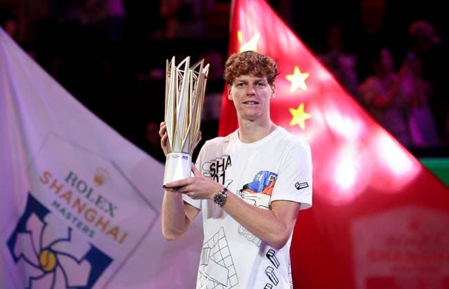 (241013) -- SHANGHAI, Oct. 13, 2024 -- Jannik Sinner poses for photos during the awarding ceremony of the men s singles final match between Jannik Sinner of Italy and Novak Djokovic of Serbia at the ATP, Tennis Herren World Tour Shanghai Masters tennis tournament in Shanghai, east China, Oct. 13, 2024. ) (SP)CHINA-SHANGHAI-TENNIS-ATP TOUR-SHANGHAI MASTERS(CN) BaixXuefei 