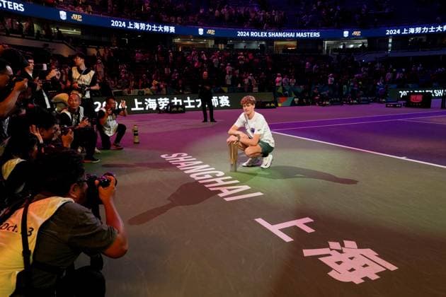 (241013) -- SHANGHAI, Oct. 13, 2024 -- Jannik Sinner poses for photos after the awarding ceremony of the men s singles final match between Jannik Sinner of Italy and Novak Djokovic of Serbia at the ATP, Tennis Herren World Tour Shanghai Masters tennis tournament in Shanghai, east China, Oct. 13, 2024. ) (SP)CHINA-SHANGHAI-TENNIS-ATP TOUR-SHANGHAI MASTERS(CN) XuxYanan 