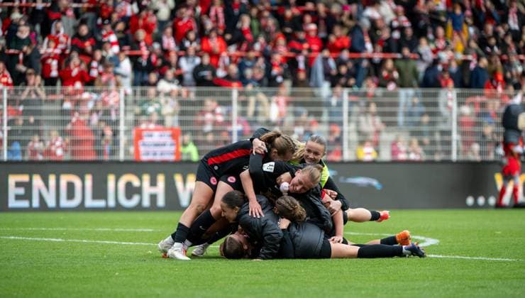 Soccer, Women, Season 2024 2025, 2 Women Bundesliga 7 Matchday , 1 FC Union Berlin FC Eintracht Frankfurt II, Frankfurt cheering after the final whistle, Union fans in the back, 13 10 2024, Copyright: xMatthiasxKochx