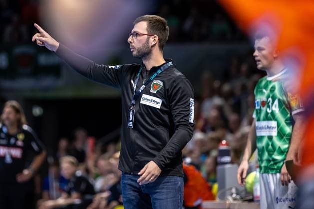 Berlin, 13 10 24, Handball Bundesliga, Fuechse Berlin Rhein Neckar Loewen, Matchday 6, Max Schmeling Halle Coach Jaron Siewert of the Fuechse Berlin stands gesticulating on the sidelines Fuechse Berlin Rhein Neckar Loewen