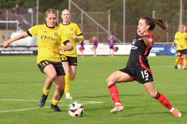 13 10 2024 Soccer Season 2024 2025 2 Women Soccer Bundesliga 07 Matchday 1 FC Nürnberg FCN Club Clubfrauen SV Weinberg Sportfoto Zink DaEn xdcxdex Marlene Ganßer 11, SV Weinberg , Solveig Schlitter 25, SV Weinberg , Rebekka Salfelder 15, 1 FC Nürnberg FCN