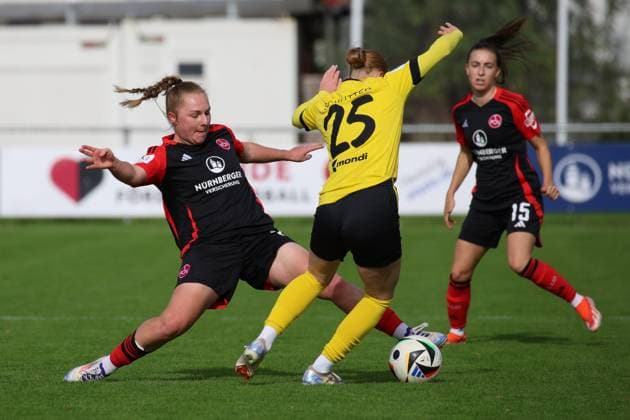 13 10 2024 Soccer Season 2024 2025 2 Women Soccer Bundesliga 07 Matchday 1 FC Nürnberg FCN Club Clubfrauen SV Weinberg Sportfoto Zink DaEn xdcxdex Madeleine Steck 28, 1 FC Nürnberg FCN , Solveig Schlitter 25, SV Weinberg , Rebekka Salfelder 15, 1 FC Nürnberg FCN
