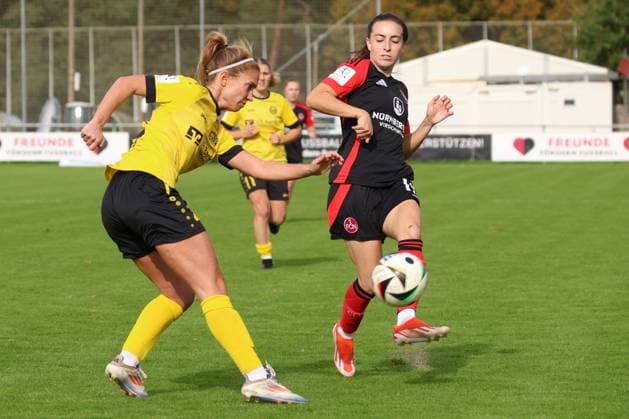 13 10 2024 Soccer Season 2024 2025 2 Women Soccer Bundesliga 07 Matchday 1 FC Nürnberg FCN Club Clubfrauen SV Weinberg Sportfoto Zink DaEn xdcxdex Leonie Haberäcker 22, SV Weinberg , Rebekka Salfelder 15, 1 FC Nürnberg FCN
