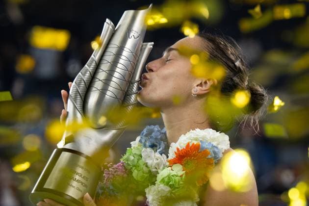 Sport Bilder des Tages (241013) -- WUHAN, Oct. 13, 2024 -- Aryna Sabalenka celebrates during the awarding ceremony of women s singles final match between Zheng Qinwen of China and Aryna Sabalenka of Belarus at the 2024 Wuhan Open tennis tournament in Wuhan, central China s Hubei Province, Oct. 13, 2024. ) (SP)CHINA-WUHAN-TENNIS-WUHAN OPEN-WOMEN S SINGLES-FINAL(CN) XiaoxYijiu 