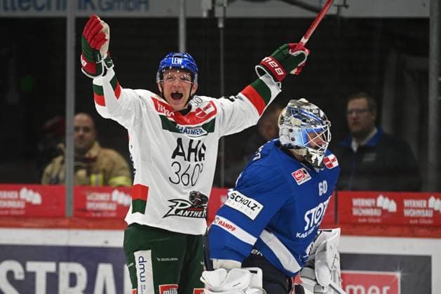 Jubel bei Alexander Oblinger (Augsburger Panther) Schwenninger Wild Wings gegen Augsburger Panther Eishockey, DEL, Spieltag 9, Saison 2024 2025, 13.10.2024 Schwenninger Wild Wings gegen Augsburger Panther, Eishockey, DEL, Penny DEL, Spieltag 9, Saison 2024 2025, 13.10.2024 Schwenningen *** Alexander Oblinger Augsburger Panther Schwenninger Wild Wings vs. Augsburger Panther Ice Hockey, DEL, Matchday 9, Season 2024 2025, 13 10 2024 Schwenninger Wild Wings vs. Augsburger Panther, Ice Hockey, DEL, Penny DEL, Matchday 9, Season 2024 2025, 13 10 2024 Schwenningen Copyright: xEibner-Pressefoto SvenxLaeglerx EP_SVL