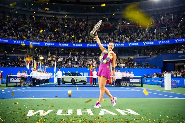 (241013) -- WUHAN, Oct. 13, 2024 -- Aryna Sabalenka celebrates during the awarding ceremony of women s singles final match between Zheng Qinwen of China and Aryna Sabalenka of Belarus at the 2024 Wuhan Open tennis tournament in Wuhan, central China s Hubei Province, Oct. 13, 2024. ) (SP)CHINA-WUHAN-TENNIS-WUHAN OPEN-WOMEN S SINGLES-FINAL(CN) XiaoxYijiu 