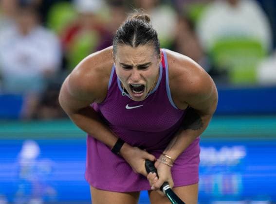 Sport Bilder des Tages (241013) -- WUHAN, Oct. 13, 2024 -- Aryna Sabalenka reacts during the women s singles final match between Zheng Qinwen of China and Aryna Sabalenka of Belarus at the 2024 Wuhan Open tennis tournament in Wuhan, central China s Hubei Province, Oct. 13, 2024. ) (SP)CHINA-WUHAN-TENNIS-WUHAN OPEN-WOMEN S SINGLES-FINAL(CN) HuxJingwen 