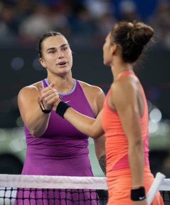 (241013) -- WUHAN, Oct. 13, 2024 -- Zheng Qinwen greets Aryna Sabalenka (L) after the women s singles final match between Zheng Qinwen of China and Aryna Sabalenka of Belarus at the 2024 Wuhan Open tennis tournament in Wuhan, central China s Hubei Province, Oct. 13, 2024. ) (SP)CHINA-WUHAN-TENNIS-WUHAN OPEN-WOMEN S SINGLES-FINAL(CN) HuxJingwen 