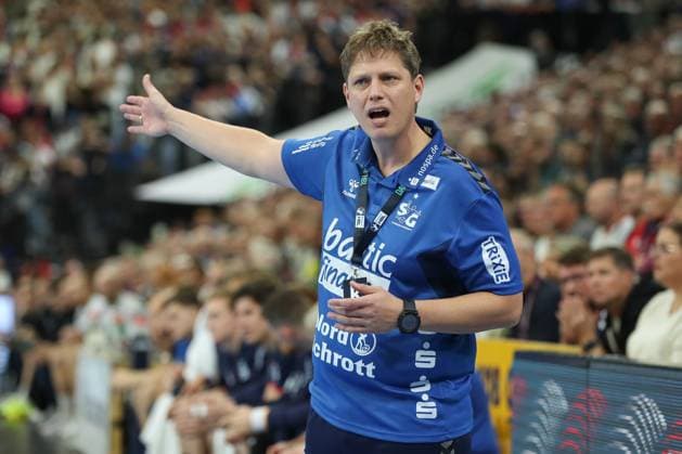 12 10 2024, xgox, Handball Daikin HBL, SG Flensburg Handewitt SC Magdeburg emspor, v l Nicolej Krickau Flensburg, coach gives instructions, gesticulates with arms, gesticulate, gives instructions Flensburg