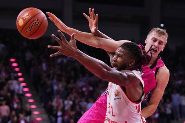 Bilder des Jahres 2024, Sport 10 Oktober Sport Bilder des Tages 13.10.2024, xpaux, Basketball BBL Pokal Achtelfinale, Telekom Baskets Bonn - FC Bayern München Basketball emspor, v.l. Devin Booker (FC Bayern München Basketball) und Sam Griesel (Telekom Baskets Bonn) in Aktion. (DFL DFB REGULATIONS PROHIBIT ANY USE OF PHOTOGRAPHS as IMAGE SEQUENCES and or QUASI-VIDEO) Bonn *** 13 10 2024, xpaux, Basketball BBL Pokal Round of 16, Telekom Baskets Bonn FC Bayern München Basketball emspor, v l Devin Booker FC Bayern München Basketball and Sam Griesel Telekom Baskets Bonn in action DFL DFB REGULATIONS PROHIBIT ANY USE OF PHOTOGRAPHS as IMAGE SEQUENCES and or QUASI VIDEO Bonn