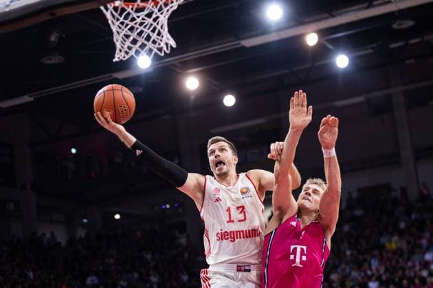 Bilder des Jahres 2024, Sport 10 Oktober Sport Bilder des Tages BBL Pokal, Telekom Baskets Bonn vs. FC Bayern Basketball, 13.10.2024 Andreas Obst (FC Bayern Basketball 13) und Sam Griesel (Telekom Baskets Bonn 2) - BBL Pokal, Telekom Baskets Bonn vs. FC Bayern Basketball, 13.10.2024, Achtelfinale, Telekom Dome, Bonn *** BBL Cup, Telekom Baskets Bonn vs FC Bayern Basketball, 13 10 2024 Andreas Obst FC Bayern Basketball 13 and Sam Griesel Telekom Baskets Bonn 2 BBL Cup, Telekom Baskets Bonn vs FC Bayern Basketball, 13 10 2024, Round of 16, Telekom Dome, Bonn Copyright: xBEAUTIFULxSPORTS Derixx