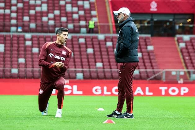 Sport Bilder des Tages Team Poland before UEFA Nations League match against Croatia Robert Lewandowski, Coach Michal Probierz during training before UEFA Nations League match Poland vs Croatia in Warsaw Poland on 14 October 2024. Warsaw Poland  Copyright: xFotoxOlimpikx originalFilename:jastrzebowski-teampola241014_npBI6.jpg