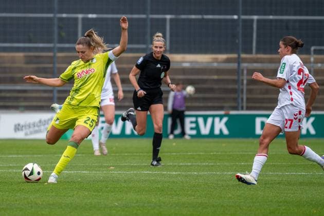 13 10 2024, Soccer Google Pixel Womens Bundesliga, Season 2024 2025, 06 Matchday, 1 FC Köln TSG Hoffenheim at Franz Kremer Stadium in Cologne duel between Melissa Koessler TSG Hoffenheim, 25 and Laura Feiersinger 1 Fc Koeln, 27 Important note In accordance with the regulations of the DFL German Football League and the DFB German Football Association, it is prohibited to utilize or have utilized photographs taken in the stadium and or of the match in the form of sequential images and or video-like photo series Foto Kirchner Media TH Copyright: xKirchner-Media THx
