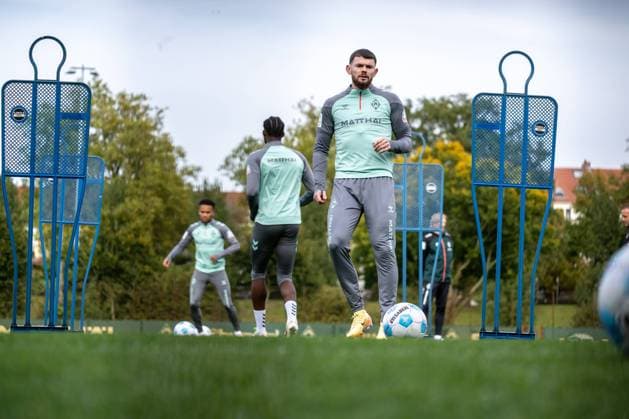 GER, 1 FBL, Werder Bremen Training 14 10 2024, Trainingsgelaende am WESERSTADION Platz 4 5, Bremen, GER, 1 FBL, Werder Bremen Training Oliver Burke Werder Bremen 15 Einzelaktion, Ganzkörper Ganzkoerper Ball am Fuß, nordphotoxGmbHxx xKokenge nph00001