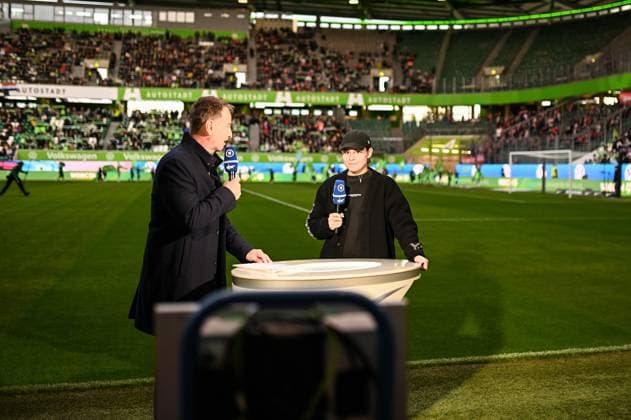 Fußball I Frauen I Saison 2024-2025 I Bundesliga I 6. Spieltag I VfL Wolfsburg - FC Bayern München I 12.10.2024 Lena Oberdorf im Interview mit Claus Lufen (Moderator ARD Sportschau) Wolfsburg AOK Stadion Niedersachsen Deutschland *** Soccer I Women I Season 2024 2025 I Bundesliga I 6 Matchday I VfL Wolfsburg FC Bayern Munich I 12 10 2024 Lena Oberdorf interviewed by Claus Lufen Presenter ARD Sportschau Wolfsburg AOK Stadium Lower Saxony Germany Copyright: xLobeca InesxHähnelx