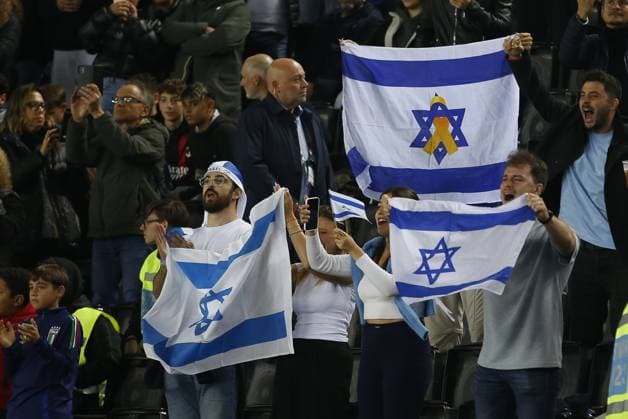 October 14, 2024, Udine, Milan, Italy: Israel fans show their support during Italy vs Israel, matchday 4 of League A of Uefa Nations League 2025, game at Bluenergy stadium - stadio Friuli in Udine (UD), Italy, on October 14, 2024. CALCIO - UEFA Nations League - Italy vs Israel  - ZUMAs349 20241014_zsa_s349_014 Copyright: xDavidexCasentini IpaxSportx xIpax